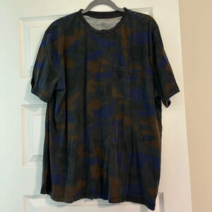 Camo pocket tee. Unisex fit